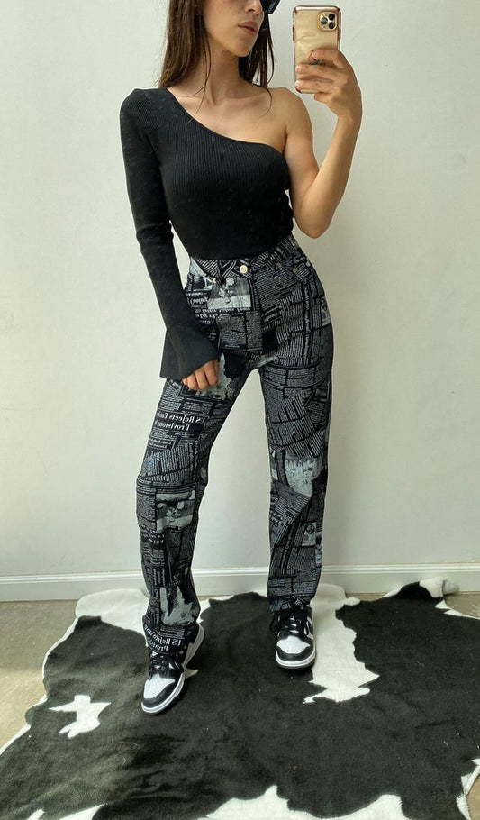 Pantalón estampado periódico