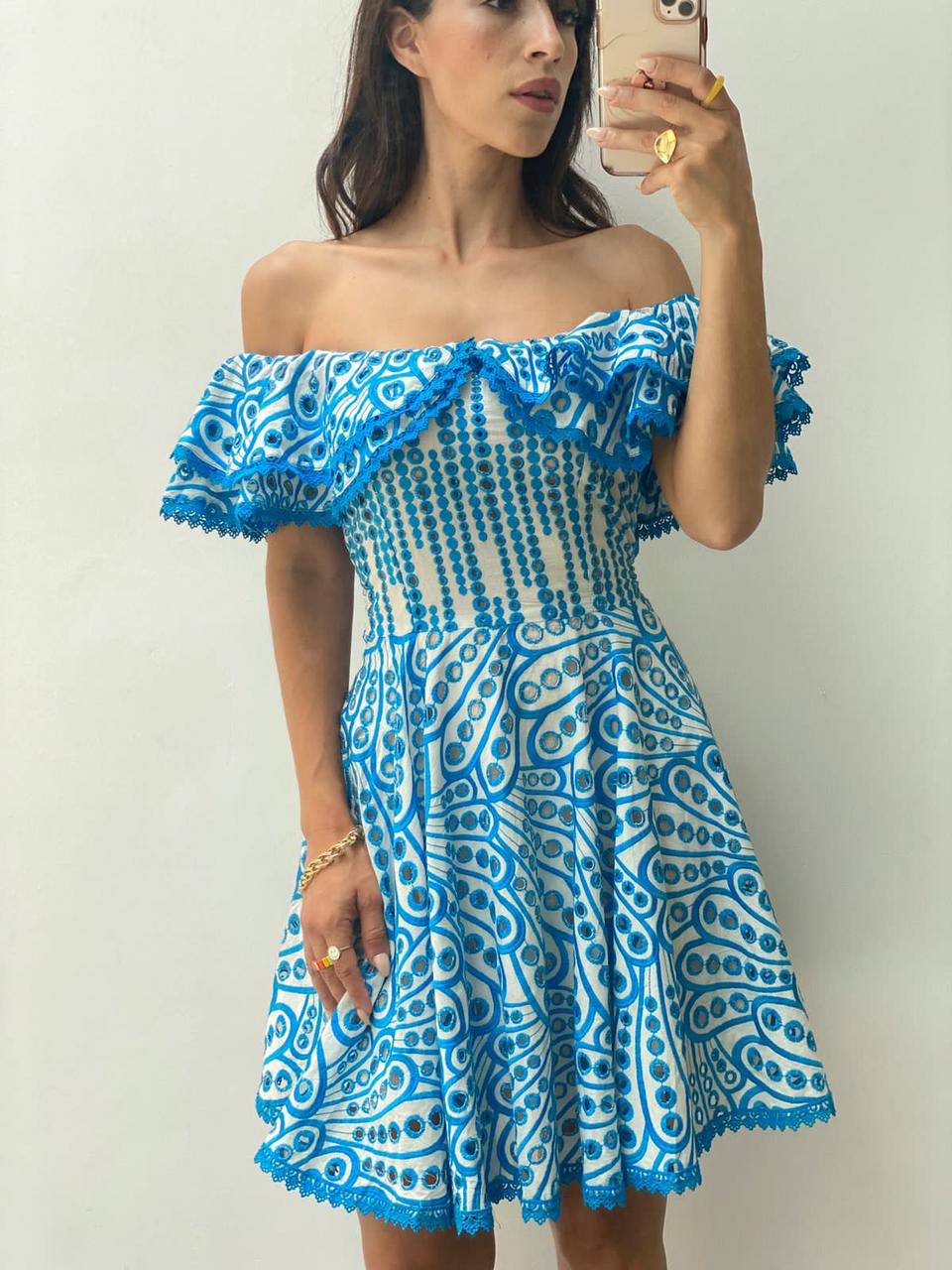 Vestido bordado off shoulder